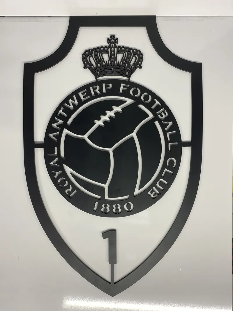 Gelaserd Royal Antwerp FC logo op witte plaat