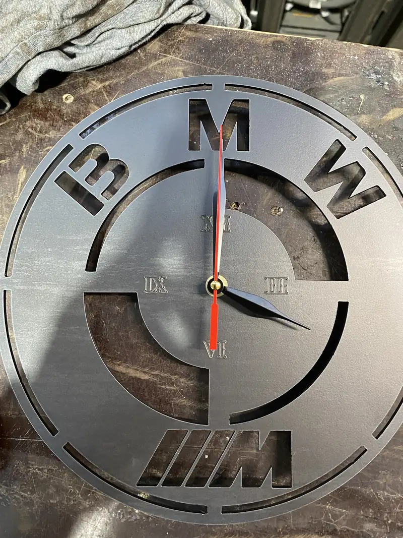 Gelaserde wandklok met BMW M logo