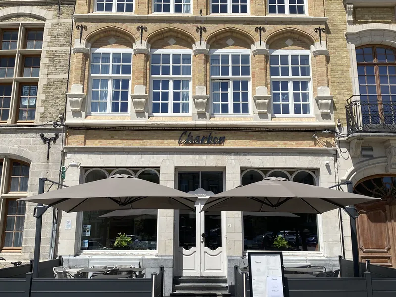 Gelaserd naambord Charbon op de gevel van een brasserie