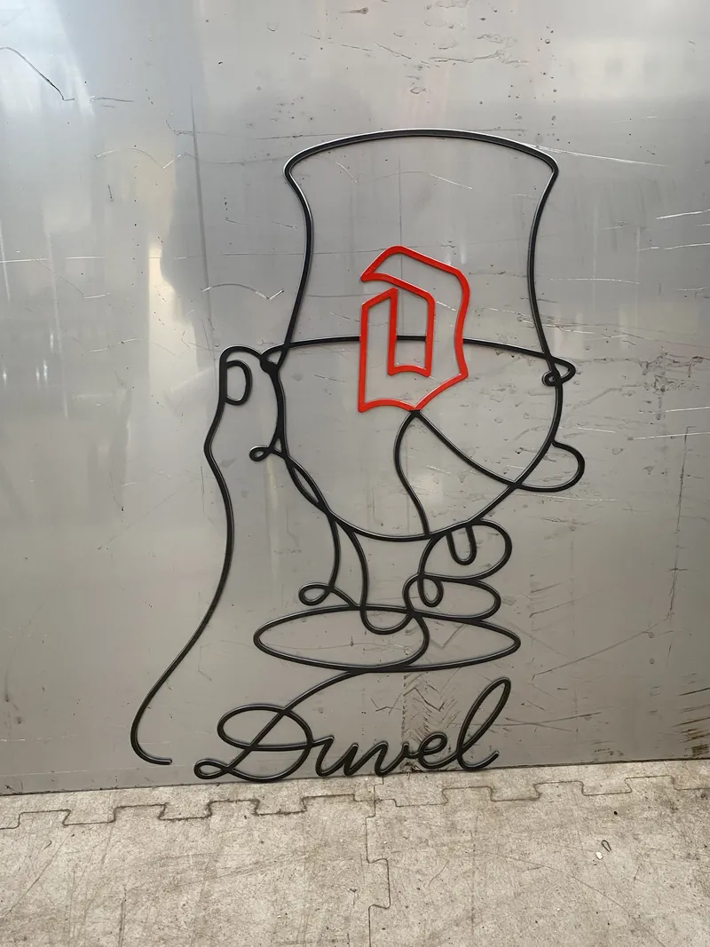 Gelaserde Duvel wanddecoratie in lijnwerk, zwart met rood