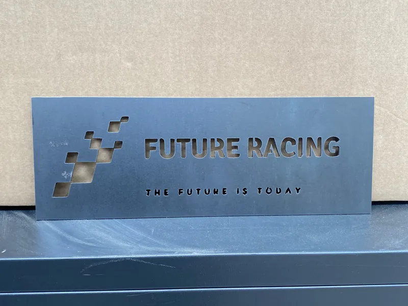 Gelaserde naamplaat Future Racing in naturel staal