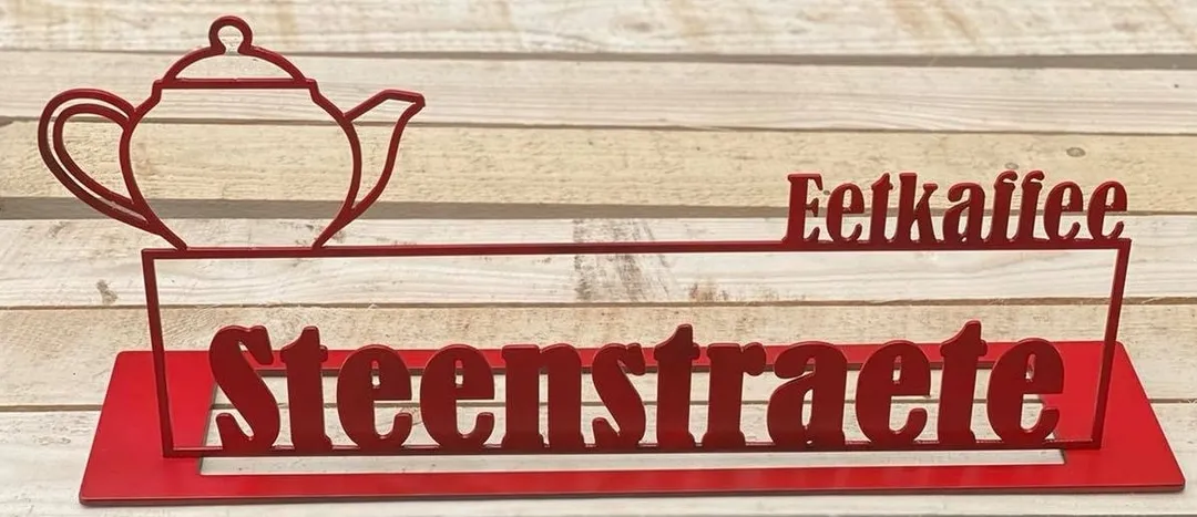 Eetkaffee Steenstraete naambord met theepot, volledig gelaserd ontwerp
