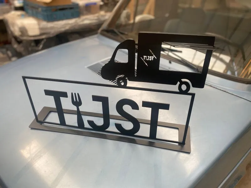 Logo foodtruck gelaserd in cortenstaal