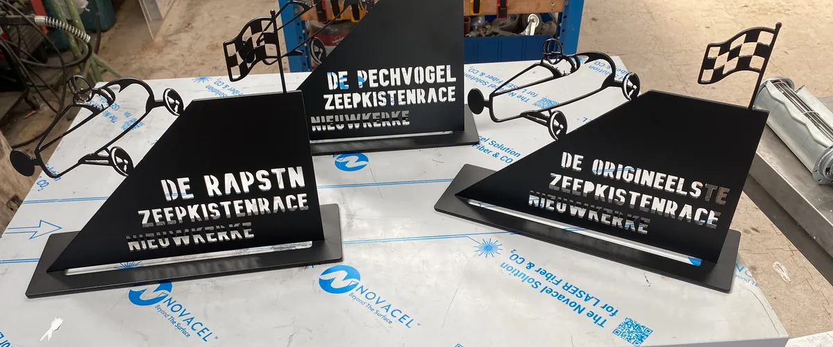 Drie gelaserde trofeeën voor de zeepkistenrace van Nieuwkerke